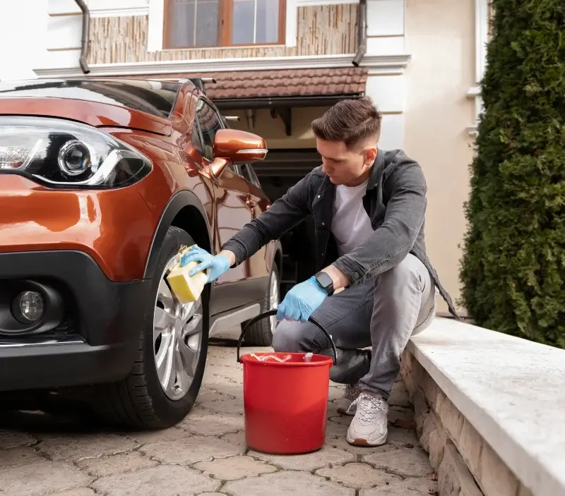 Lavage auto à domicile Roquefort-les-Pins : professionnel intervenant sur un véhicule